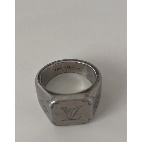 Louis Vuitton Monogram Signet ring - Picture 9 of 9